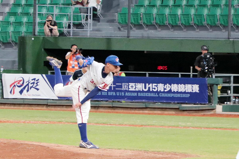 今晚開幕戰由地主中華隊迎戰勁敵韓國隊，吸引大批球迷進場觀賽。   圖：台南市政府提供