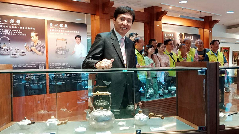 盧冠升專注於金工鍛敲的力與美，擅長以純銀展現金屬的溫潤質感與細膩紋理，作品蘊含樸實中見真章的禪意。   圖：孫家銘攝