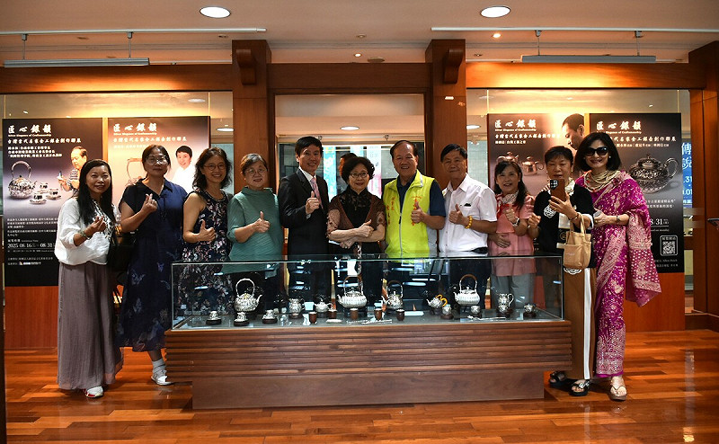 〈匠心銀韻—台灣當代名家金工銀壺創作聯展〉8月16日至31日在國立科學工藝博物館北館2F咖啡藝廊展出，今(17)日下午兩點舉辦開幕儀式。   圖：孫家銘攝