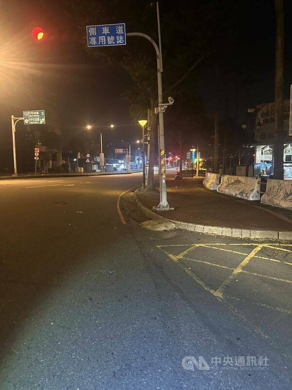 陳姓女子17日晚間騎機車載林姓男子，行經台中市大里區1處路口時，不明原因發生自撞事故，警消人員獲報到場將2人送醫，但搶救後皆不治。圖為事發路口。（翻攝照片）中央社記者蘇木春傳真　114年8月18日   