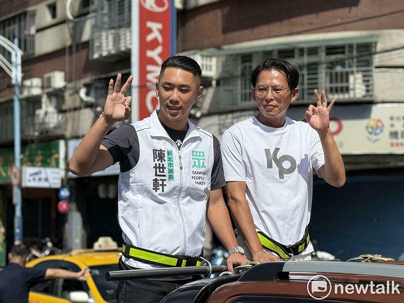 民眾黨主席黃國昌（右）與新北市議員陳世軒（左）從新莊展開核三延役公投投同意車掃。   圖：周煊惠 / 攝