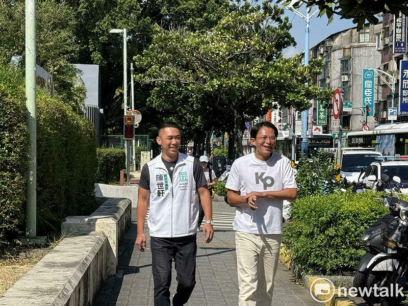 民眾黨主席黃國昌（右）、新北市議員陳世軒（左）。   圖：周煊惠 / 攝