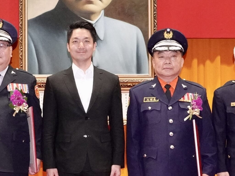 辜萬益（右）2023年接任北市義交大隊長。   圖：取自北市警察局交通警察大隊網頁