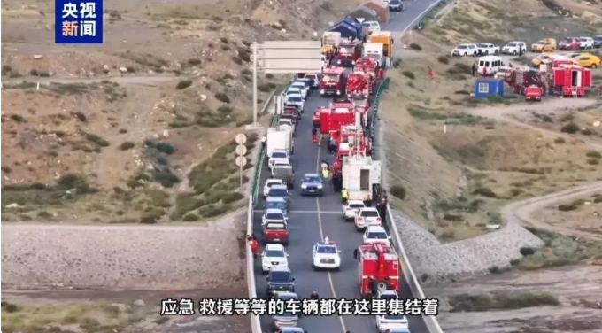 救援車輛紛紛趕往內蒙洪水事件現場，搜尋失聯人員。   圖 : 翻攝自央視新聞