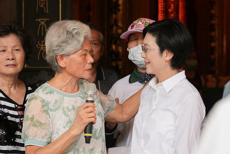 民進黨立委林岱樺(右)與其母親   圖：林岱樺辦公室提供