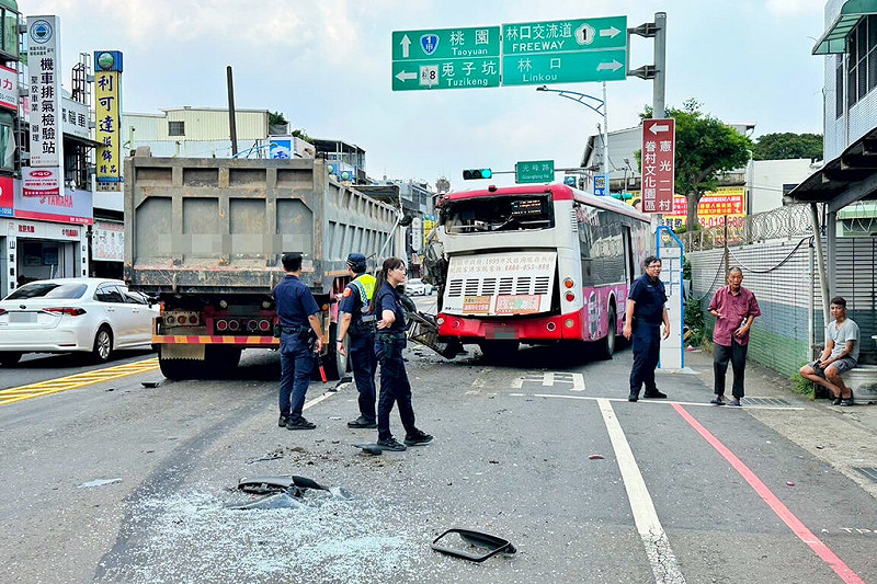 桃園市龜山區18日上午發生一輛大貨車不慎撞擊正停靠站下客的桃園客運及前方曳引車的車禍事故，造成6人受傷送醫，詳細肇責仍待警方釐清。（民進黨籍桃園市議員陳雅倫提供）中央社記者吳睿騏桃園傳真  114年8月18日   