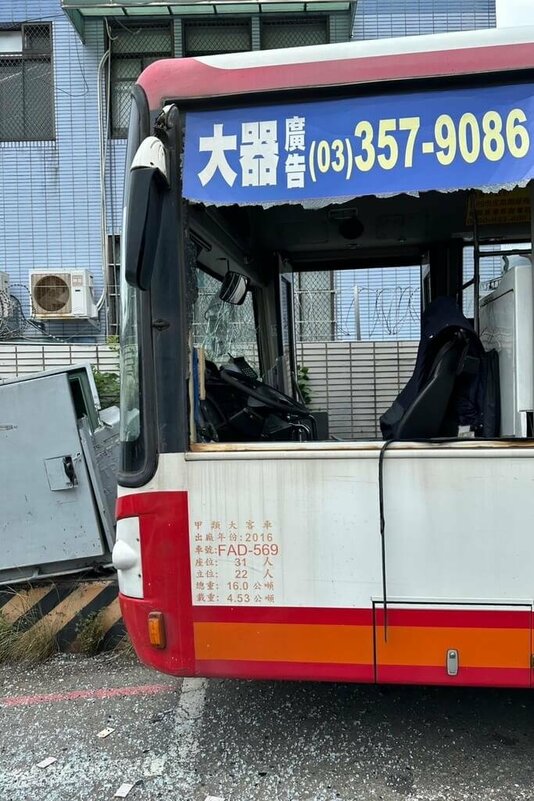 桃園市龜山區18日上午發生一輛大貨車不慎撞擊正停靠下客的公車及前方曳引車的車禍，造成6人受傷送醫；目前初步確認駕駛均無酒駕情形，詳細肇責仍待釐清。（民進黨籍桃園市議員陳雅倫提供）中央社記者吳睿騏桃園傳真  114年8月18日   