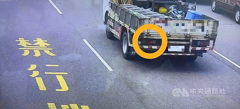 廖姓男子16日駕駛小貨車行經台中北屯區1處路口，不慎掉落1包螺絲釘，造成行經車輛輪胎遭刺破，警方調閱監視器查出廖男涉案並通知他到案。（翻攝照片）中央社記者蘇木春傳真  114年8月18日   