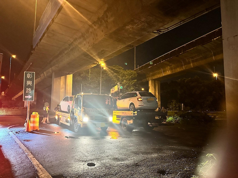國3南下彰化路段6月因坑洞導致14輛車爆胎，車主PO文痛批相關單位至今未給合理賠償方案。   圖：翻攝自Threads/gm_photoming