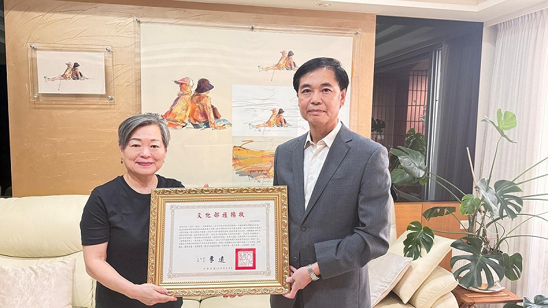 國家人權博物館館長洪世芳(右)代表文化部長李遠頒贈文化部旌揚狀，由家屬申如玉女士(左)代表受贈。   圖：國家人權博物館提供