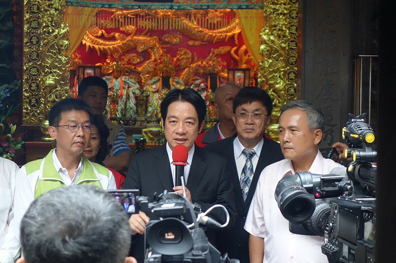 許智傑(前排左)與賴清德(前排中)為台大學長學弟，且2019年表態支持賴參選民進黨總統初選，有關賴支持某特定人選的傳言，應純屬有心人士操作。   圖：孫家銘翻攝