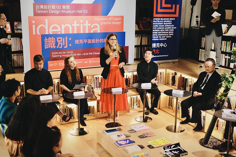 捷克經濟文化辦事處副代表Martina Rubešková致詞時表示,捷克文化的面貌不僅來自音樂、文學與電影,平面設計同樣是民族身份的重要組成。 圖:主辦單位提供 捷克經濟文化辦事處副代表Martina Rubešková致詞時表示,捷克文化的面貌不僅來自音樂、文學與電影,平面設計同樣是民族身份的重要組成。 圖:主辦單位提供