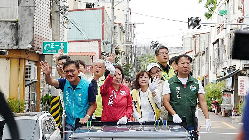 何欣純及民進黨市議員從東勢出發，一連五天要掃遍中二、中三及中八選區。   圖：何欣純服務處/提供