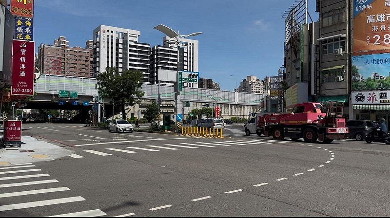 高市九如一路與水源路交叉口，未設置連結(砂石)車、大貨車及大客車限定行駛或禁行路段及時段告示牌，外地運將常被警方開罰造成民怨。   圖：許智傑辦公室/提供