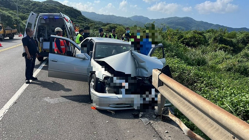 67歲陳姓女子18日下午3時許，開車行經新北市貢寮區台2線93.6公里處時，疑為閃避因道路施工而設置的交通錐，不慎自撞護欄，所幸車內4人無明顯外傷，送至衛生福利部基隆醫院檢查。（讀者提供）中央社記者王朝鈺傳真　114年8月18日   