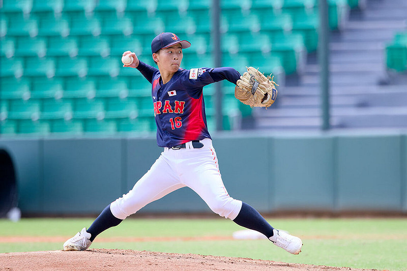 亞洲青少棒錦標賽日本隊18日與斯里蘭卡交手，「獨掌」投手田渕川真朋（圖）亮相，根據日媒報導，田渕川真朋先天僅有右手掌，投球時手套以繃帶綁在左手腕，右手投完球後立刻換手套，經過反覆練習，就是為了可以讓換手套變成像是反射性動作般熟練。（中華民國棒球協會提供）中央社記者謝靜雯傳真 114年8月18日   