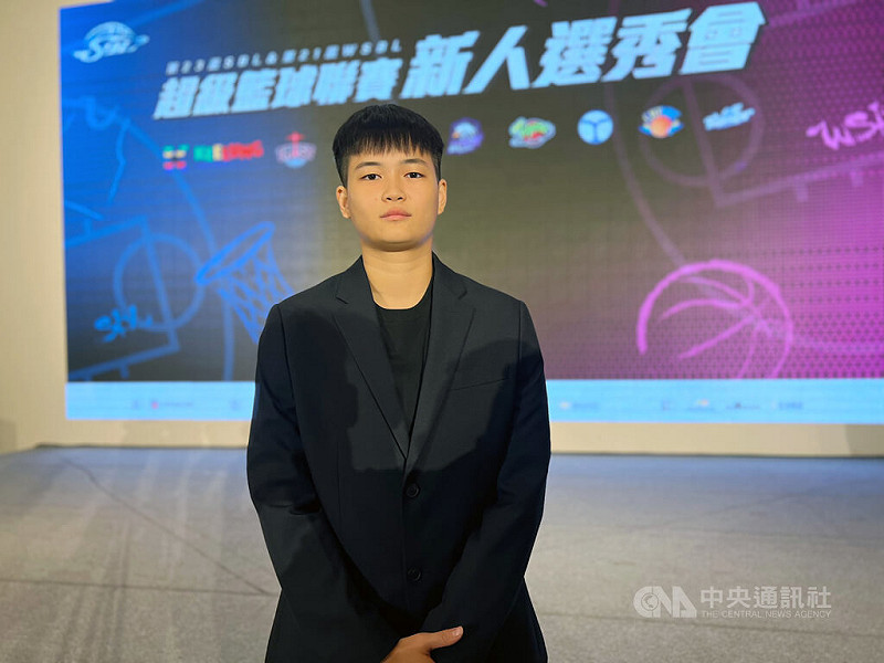 WSBL女子超級籃球聯賽新人選秀會18日登場，身高178公分的中鋒丁芷容（圖），獲得手握狀元籤的台灣電力青睞，期待填補球隊禁區戰力，她在接受訪問時，喊話以新人后為目標。中央社記者陳容琛攝　114年8月18日   