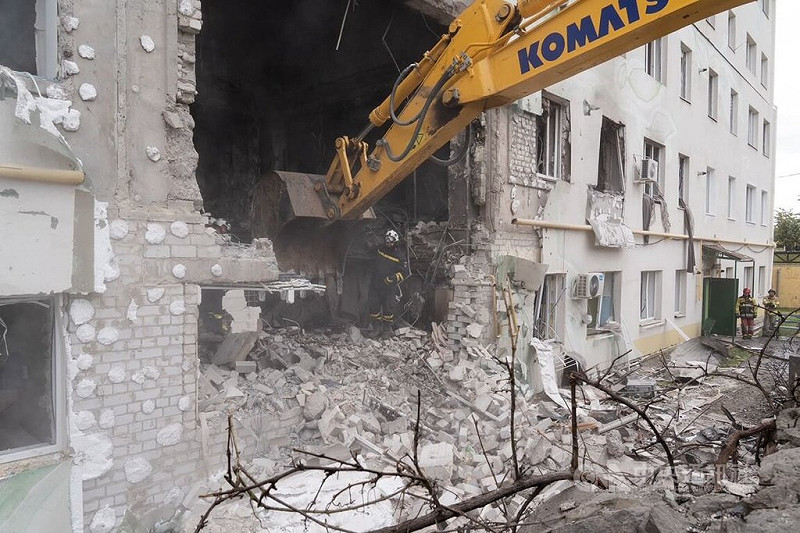 烏克蘭第二大城市哈爾科夫今晨遭無人機攻擊，造成至少7人死亡。搜救隊在現場動用挖土機清理瓦礫，加速救援行動。中央社記者陳彥婷攝114年8月18日   圖：中央社提供