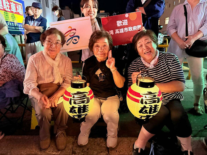 陸奧市民自製燈籠迎高雄訪團。   圖：高雄市行國處/提供
