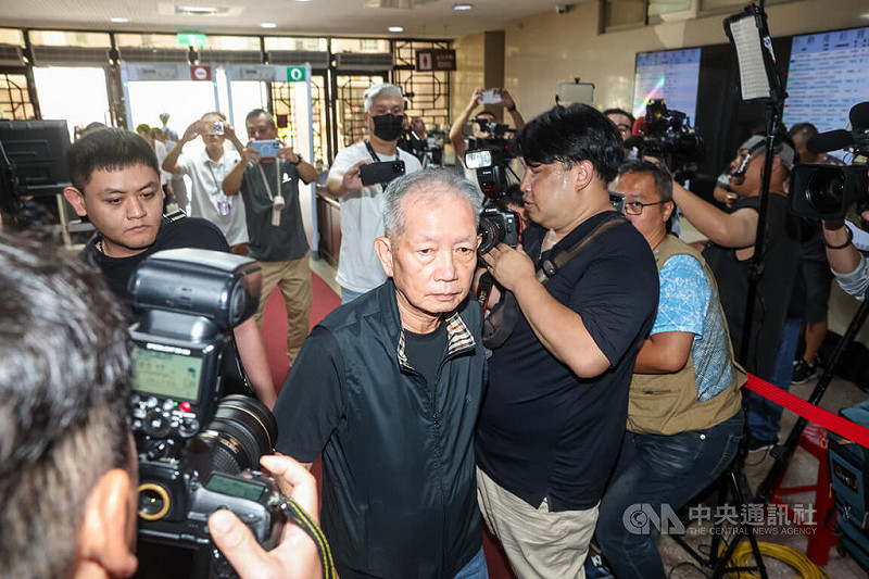 台北地方法院19日審理前台北市長柯文哲涉貪污案，傳喚博奕大亨陳盈助的左右手邱清章（中）到案說明，釐清案情。中央社記者吳家昇攝　114年8月19日   