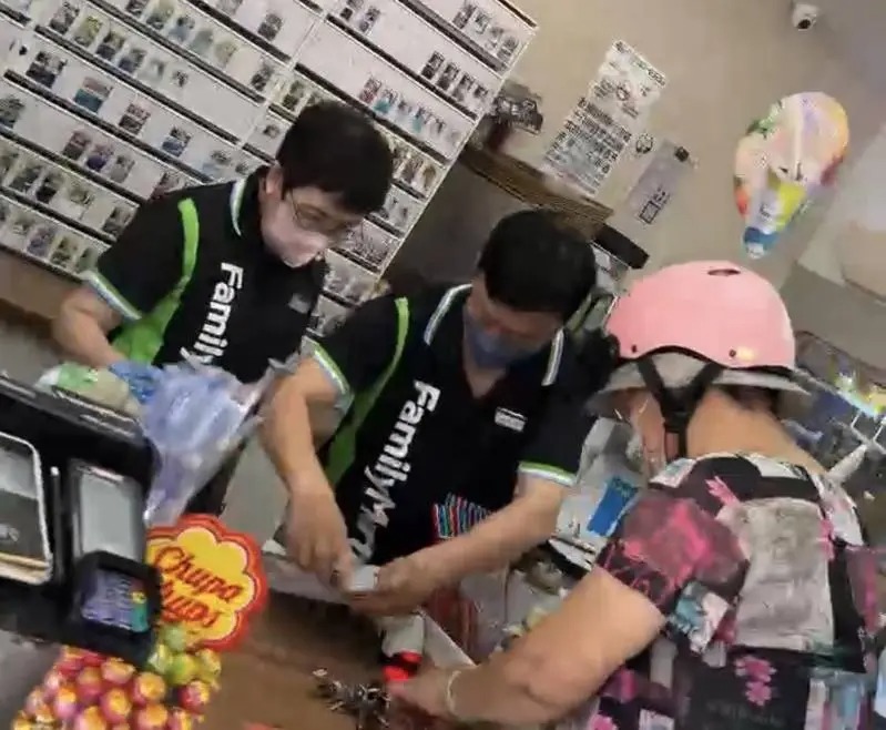 前行政院南部聯合執行中心副執行長陳慧玲涉貪被解職，獲得交保後重回職場，在全家門市擔任服務員。   圖：取自老高漫談臉書