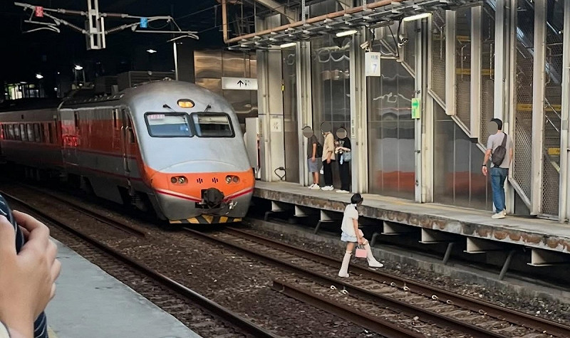 桃園火車站一名女子不明原因落軌，所幸自強號緊急煞停才避免悲劇。   圖：翻攝自Threads/stockwatch2025