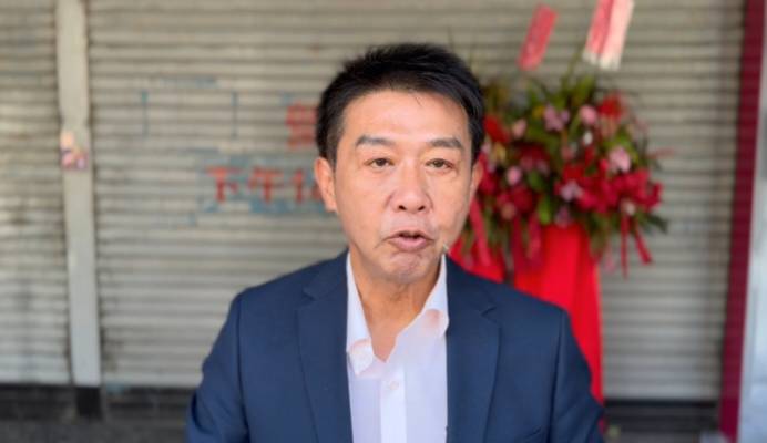 許智傑批館長為人民幣出賣靈魂，自願擔任一中政策的宣傳代言人。   圖：孫家銘翻攝