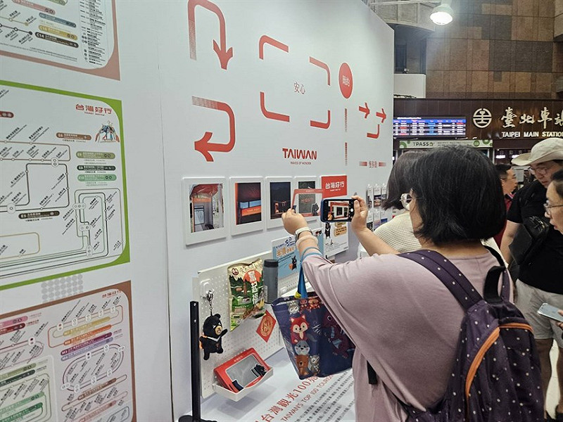 現場可以索取限量「台灣好行窗景明信片」,拍照打卡還可參加抽獎。 圖:交通部觀光署/提供