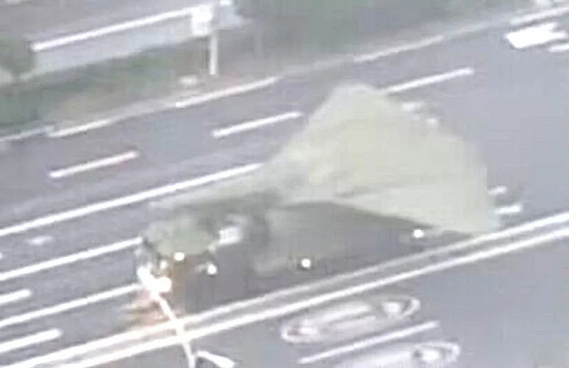 中國即將於9月3日舉行紀念抗戰勝利80週年的盛大軍事閱兵，網路流出照片顯示將展出多款「忠誠僚機」型無人機。圖中為無尾三角翼設計，機身較寬且尺寸較大的無人機   圖：翻攝網路