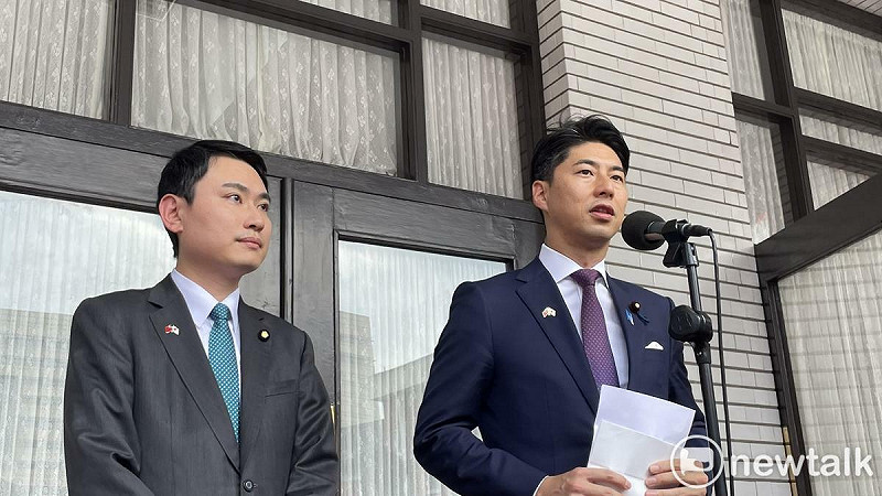 中曾根康隆（右）說，自民黨、民進黨現在在國內政治都面臨嚴峻狀況。   圖：高逸帆／攝
