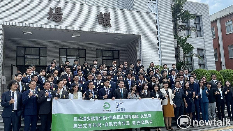 台灣民進黨青年局與日本自民黨青年局在立法院議場前合照   圖：高逸帆／攝