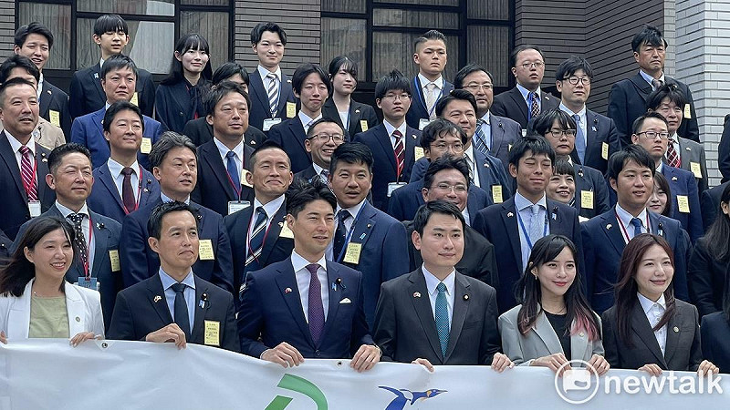 台灣民進黨青年局與日本自民黨青年局在立法院議場前合照 圖：高逸帆／攝 