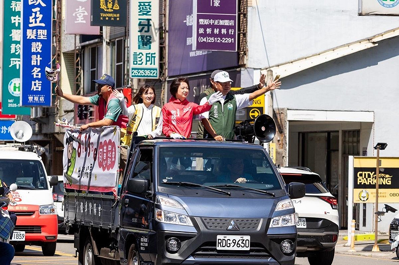 立委何欣純率領的車隊掃街今天進入豐原區。   圖：何欣純服務處/提供