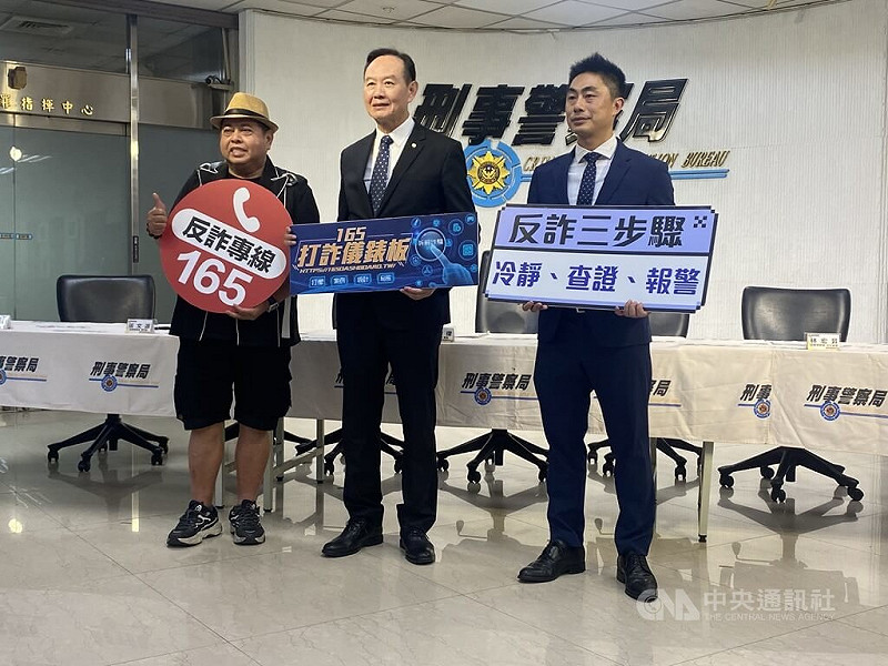 刑事局19日公布「165打詐儀錶板」最新統計，7月全國平均每日受理詐騙案530件、財損逾2.7億元，有鑒近期假檢警詐騙案仍多，北檢主任檢察官曾揚嶺（右）和藝人黑面（左）都極力呼籲防詐。中央社記者黃麗芸攝 114年8月19日   