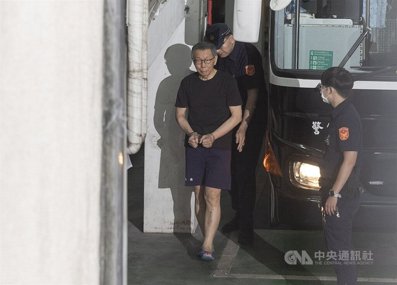 台北地方法院19日上午開庭持續審理前台北市長柯文哲（圖）涉貪污案，柯文哲由法警戒護步下囚車。中央社記者趙世勳攝  114年8月19日   