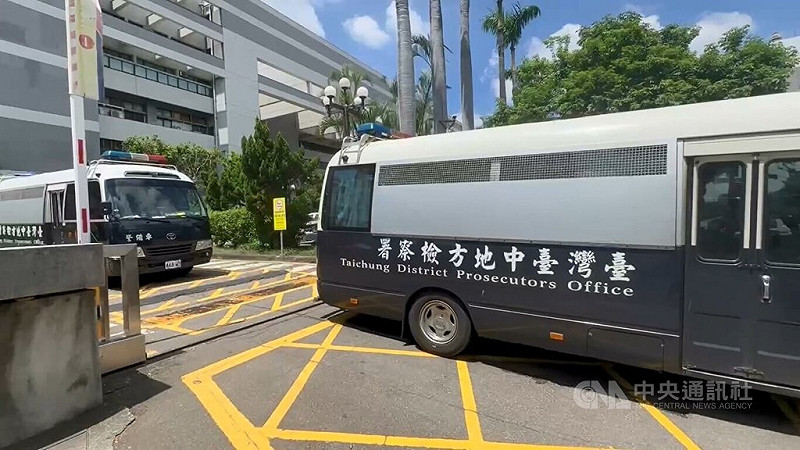 無黨籍嘉市議員戴寧詐助理費判5年6月徒刑定讞，她日前申請移至台中女子監獄執行。嘉義地檢署19日通知戴寧到案執行，她上午至中檢報到經確認身分後，下午搭上戒護車至台中女子監獄執行。中央社記者蘇木春攝　114年8月19日   