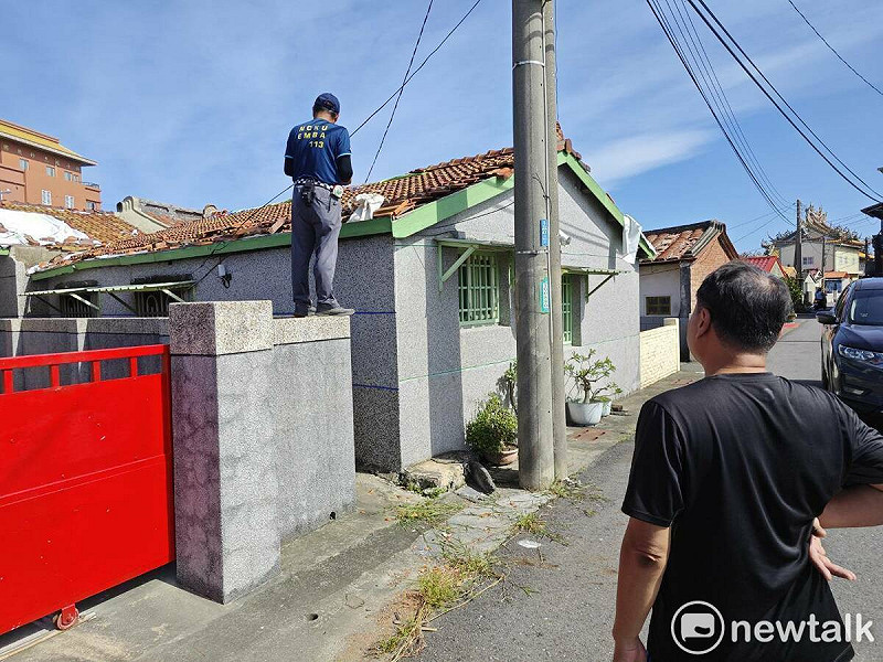 為加速七股區居民的復原進度，台南市長黃偉哲指示跨部會全面動員協助災區修繕民宅，水利、地政、交通等局處偕同媒合廠商周末假日不休息，持續投入辦理房屋修繕救援工作，整體媒合率接近九成。   圖：台南市政府提供