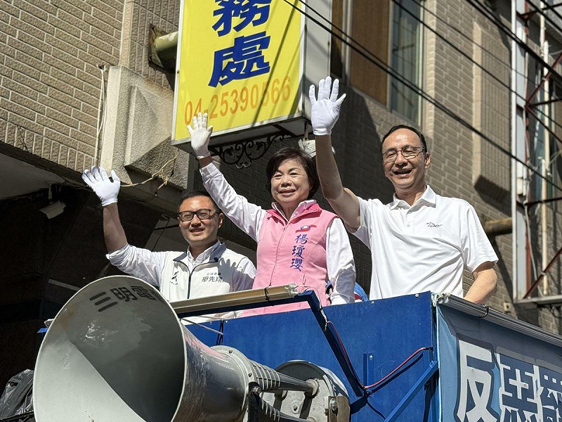 國民黨主席朱立倫陪同國民黨立委楊瓊瓔掃街。   圖：國民黨/提供