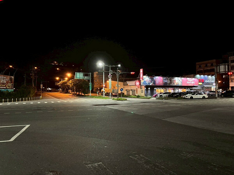 交通局打造「路段黃光、路口白光」的雙色溫照明配置，提升夜間路口的交通安全。   圖：交通部公路局／提供