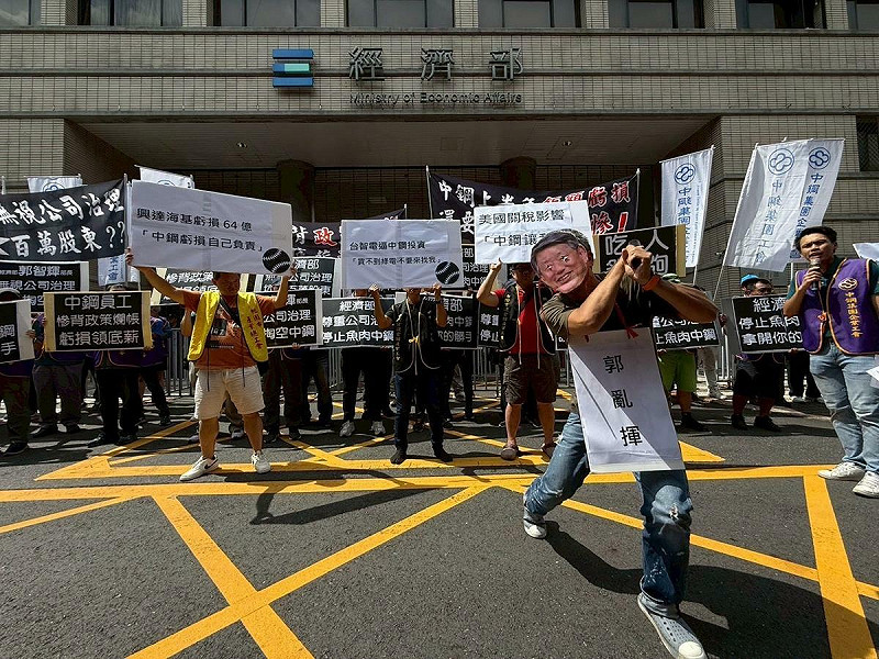記者會現場演出行動劇，「郭亂揮」化身經濟部長代表台灣隊上場打擊卻「三振出局」。   圖：中鋼集團企業工會/提供