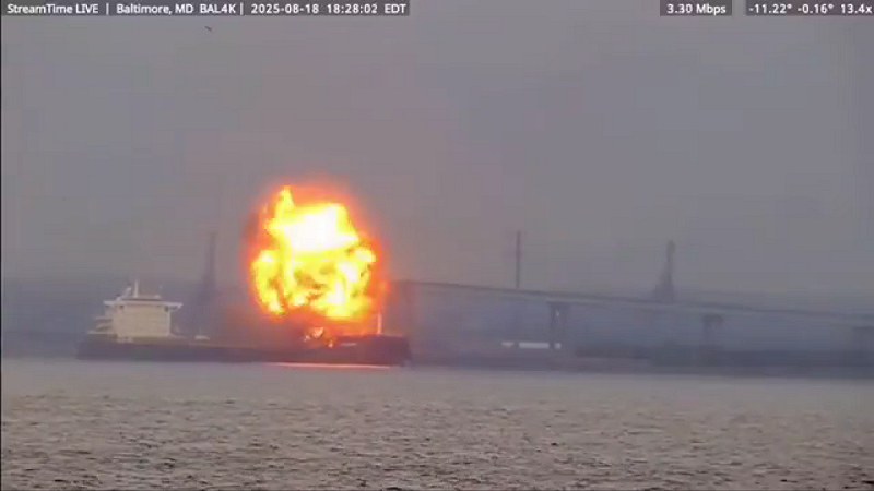 美國巴爾的摩港 18 日晚間發生船舶爆炸事故，一艘長達 228 公尺、名為「W-Sapphire」的散貨船在帕塔普斯科河、原弗朗西斯·斯科特基大橋橋址附近起火並傳出爆炸聲，所幸船上 23 名船員雖一度全數落水，但均安然無恙。   圖:翻攝自影片