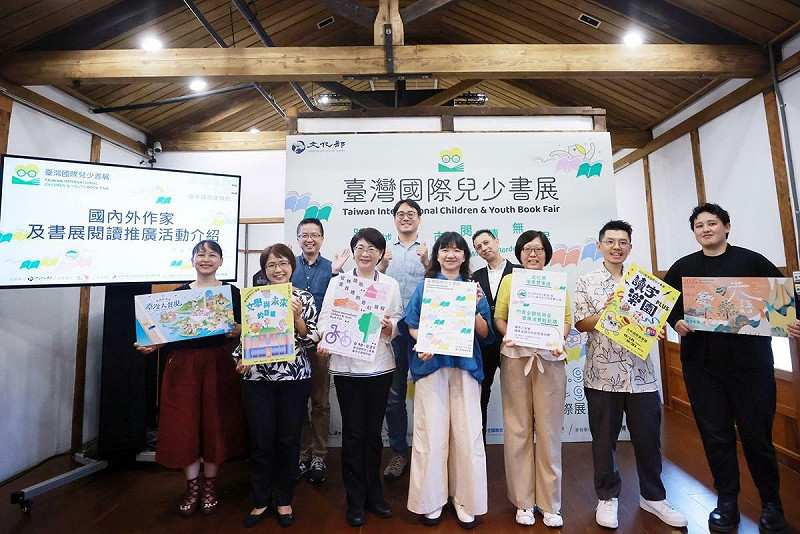 「跨越城市．閱讀無界」第1屆臺灣國際兒少書展即將於9月18日至21日於臺中國際展覽館舉行，文化部政務次長李靜慧（前排中）、臺中市政府文化局長陳佳君（左3）、臺文館館長陳瑩芳（左2）、獨立出版聯盟理事長陳夏民（右2）、岩岩數位藝術負責人Tapas_Humi（右1）等合影。   圖：文化部提供