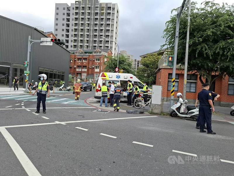 新北市三峽區國成街與國光街口5月19日下午發生重大車禍。（翻攝畫面）   