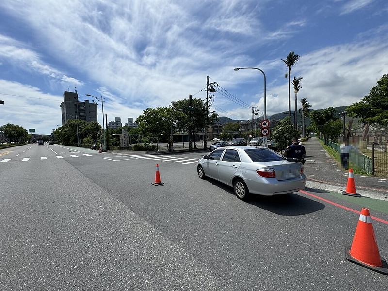 宜蘭縣冬山鄉19日上午發生死亡車禍，56歲郭姓女子開車（圖）右轉時與直行機車相撞，21歲騎士林姓女子疑撞到轎車後，再撞上路旁紅綠燈桿，送醫急救後宣告不治。（讀者提供）中央社記者王朝鈺傳真　114年8月19日   