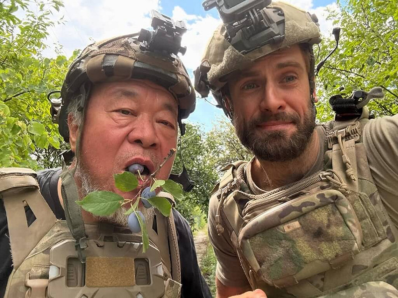 中國異議藝術家艾未未（左）現身烏克蘭前線，與投身烏軍作戰的俄羅斯異議人士韋齊洛夫（右）合影。   圖：取自instagram.com/petyaverzilov