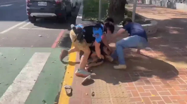 韓國籍李姓商人在台北市與人相約購買虛擬貨幣泰達幣及高價手錶，疑遭詐騙集團設局急忙跳車脫逃，裝有50萬元現金的背包遺留車內。警方陸續拘提盧姓主嫌及其他5名共犯，並持續追查現金下落。   圖：警方提供
