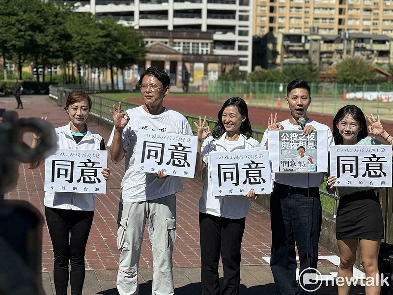 民眾黨主席黃國昌（左2）今赴新北市汐止展開和三延役公投投同意車掃。   圖：周煊惠 / 攝