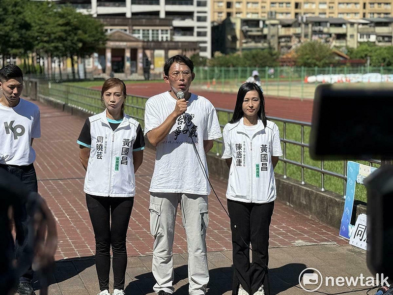 民眾黨主席黃國昌（中）今赴新北市汐止展開和三延役公投投同意車掃。左為黃國昌三蘆區主任周曉芸、右為黃國昌汐金萬區主任陳語倢。   圖：周煊惠 / 攝