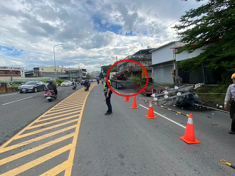曳引車疑似因鋼材未妥善固定，警方將依法開罰，台電也會依章索賠。   圖：警方提供