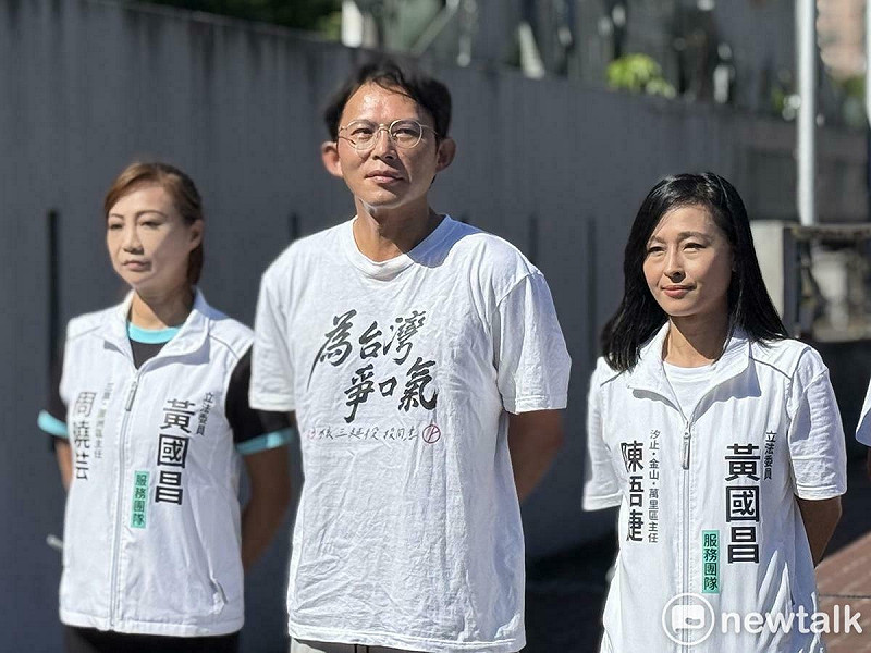 民眾黨主席黃國昌（中）、黃國昌汐金萬區主任陳語倢（右）、黃國昌三蘆區主任周曉芸（左）。   圖：周煊惠 / 攝